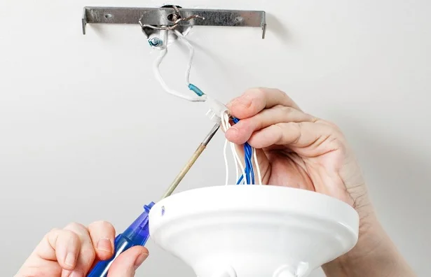 electrician Bucuresti monteaza corpuri de iluminat